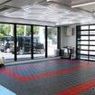 天井にはハニカムライトが導入され床面にも工夫が凝らされた「洗車ピットエリア」