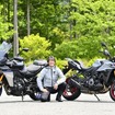 伊丹孝裕氏とヤマハ トレーサー9 GT＋ Y-AMT（左）、スズキ GSX-S1000GX（右）