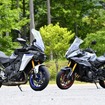 ヤマハ トレーサー9 GT＋ Y-AMT（左）とスズキ GSX-S1000GX（右）