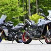 ヤマハ トレーサー9 GT＋ Y-AMT（左）とスズキ GSX-S1000GX（右）