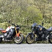 ヤマハ XSR900（左）とスズキ GSX-8TT（右）