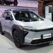 bZ4Xをベースにボディを延長し、荷室容量を約1.4倍に拡大した「bZ4Xツーリング」を発表。マルチパスウェイ戦略を象徴する一台として位置づけられた