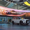 スズキが発表した3列シートSUV「XL7」。新デザインのフロントグリルやバンパーガーニッシュによってSUVらしい力強さを高め、内装の加飾も刷新している