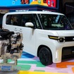 ダイハツの次世代軽自動車コンセプトカー「K-VISION」。シリーズ式ハイブリッド「e-SMART HYBRID」を採用して100％モーター駆動による静かで力強い走りと低燃費を目指す（写真は一部合成処理あり）