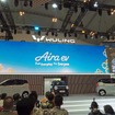 Wulingのプレスカンファレンスでは、小型BEV「Aira ev」が華々しく登場。1億5500万ルピアからの戦略的な価格設定と使いやすい4ドアボディに会場からは拍手が湧いた