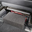 運転席のシート下にはこのようにパワーアンプとDSPをインストール。DSPにはカバーが設けられている。