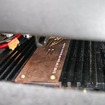 シートの脇からパワーアンプを見るとこの通りスペースにぴったりの効率のよい取り付けであることがわかるだろう。
