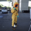 下地処理では、研削材を空気圧で吹き付け、古い塗膜やサビを削り落とす。その際の防護服