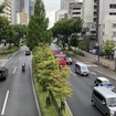 一般道路で、中央分離帯や車両通行帯がある例：法定速度60km/h