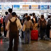 混雑する東京駅の新幹線のりば