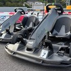 サーキットでカートを運転