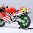 AUTOart 1/12スケール ホンダ・NSR500 WGP500 #56 「バリバリ伝説」（レーシングスタンド・「巨摩 郡」ヘルメット付属）