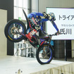 電動トライアルバイクによるデモンストレーションを披露したヤマハライダーの氏川政哉選手