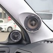 ドアを閉じるとドア上部（ドアミラー裏）に取り付けたツイーターとAピラーのミッドレンジが美しくコンビネーションする。