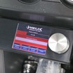 コクピットでの使用頻度が高いダイレクター。センタークラスターの下部に取り付けて視認性と操作性を高めている。