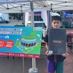 抽選会で選手直筆サイン入りユニフォームを当てた岡崎優絆（ゆなひ）君。小学生の優絆君が免許を取る頃にはどんなクルマを比較するのか