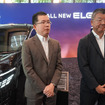 「Uberプレミアム」に新型日産『エルグランド』を導入するIBIグループと日の丸リムジンの担当者