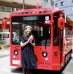 まちなか交流バス「IKEBUS」とクリステル・チアリ氏