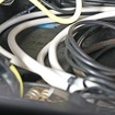 助手席の前方を見るとDSPであるヘリックスDSP PRO mk3が収められているが見える、狭小スペースをうまく活用した取り付けだ。