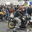 写真は大阪モーターサイクルショー2026のスズキブース