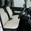 軽自動車としては珍しい6Way電動調整機構が備わり、前後スライド、リクライニング、座面の高さを電動で細かく調整できる