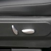 「300プレミアム」には電動パワーシートが装備されるが、メモリー機能はない