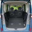 後席シートをたたむとほぼフラットなカーゴルームが生まれる。間口も低めで荷物の出し入れはしやすい