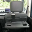 軽自動車では当たり前の装備となっている、折りたたみ式トレイやスマホ用ポケットなども装備した