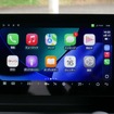 カーナビは装備せず、スマートフォンを接続（ワイヤレスも可）してApple CarPlayやAndroid Autoを使う