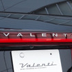 VALENTIロゴエンブレム、また純正ロゴエンブレムの装着が可能（別売りオプション）