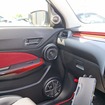 ドアまわりには美しく一直線にレイアウトされたツイーター、ミッドレンジ、ミッドバスの3ウェイスピーカーが見える。