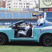 運転席：相川監督、後席奥：筒香選手、後席手前：伊勢選手