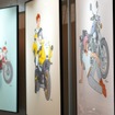 「イラストレーターが描く YAMAHAバイクのあるスタイル展」がYamaha E-Ride Baseで開催
