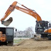 中型油圧ショベルの掘削作業。日立建機は社名をランドクロスに変更予定だ