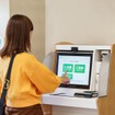 トヨタでは、アプリ・会員向けサービス「ラク楽チェックイン」の強化や無人受付機「RaCCU（ラクー）」の導入など、デジタルの力を活用し、スタッフの作業を効率化することで、有人サービスの付加価値を上げている。