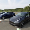 3台のテスラ『モデルY』でボディの違いを比較。手前がTEKIZAIボデーをフロントセクションに組み込んだ車両