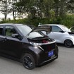 9in1の最新機能統合電動ユニットを搭載した試作車両（手前）と市販モデルの日産『サクラ』（奥）
