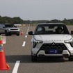 アイシンの最新ハイブリッドトランスミッションを搭載する三菱『エクスフォース』（手前）とジープ『チェロキー』（奥）