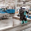 倉庫内で人と並んで稼働するヒューマノイドロボットのイメージ