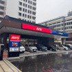 2026年6月5日（金）にオープンした「エイビス バジェット・レンタカー博多駅中央店」。出張・観光・帰省など、到着後すぐに出発できる博多駅筑紫口から徒歩1分という好立地が最大の強み。事前のオンラインチェックインに対応し、店舗ではセルフチェックイン機でスムーズに出発が可能となっている。