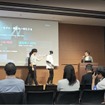 GENIACキックオフイベントにて、当社独自の国産ヒューマノイド N が檀上を歩く様子