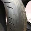 センター部分が摩耗し、限界に達しているバイク用のタイヤ