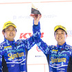 GT300クラス優勝を果たしたドライバー（左から吉本大樹選手・河野駿佑選手）