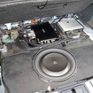 ラゲッジのフロアボードを開けるとサブウーファーとパワーアンプ、DSPなどのユニット類が詰め込まれている様子が見えてくる。