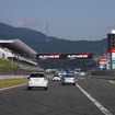 FSW名物のメインストレートは1.5km。スタンドにギャラリーがいなくても、レーサー気分は味わえる。道幅は最大25m。やっぱり公道とは別次元なのだ