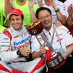 日本GP、トゥルーリの準優勝（前列向かって右）を喜ぶ豊田社長（同左）