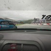 コックピット視点（ミュラーのレオン TDI）。左は、ロバート・ダールグレンの63号車ボルボC30