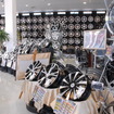 店内には、高級輸入車向けから軽自動車用まで数多くのホイールが所せましと並ぶ