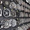 高級輸入車向けホイールが壁一面に陳列される。この中で最も高価な商品はベントレー向けのホイールで、価格はなんと約150万円