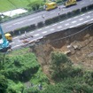 崩壊した東名高速道路
